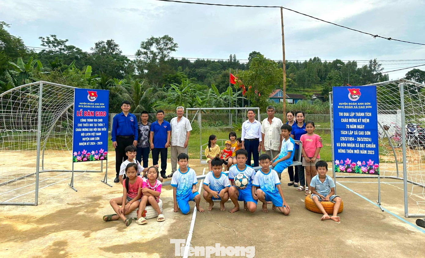 Trao tặng 20 sân chơi thể thao cộng đồng cho người dân và thiếu nhi trên địa bàn tỉnh.