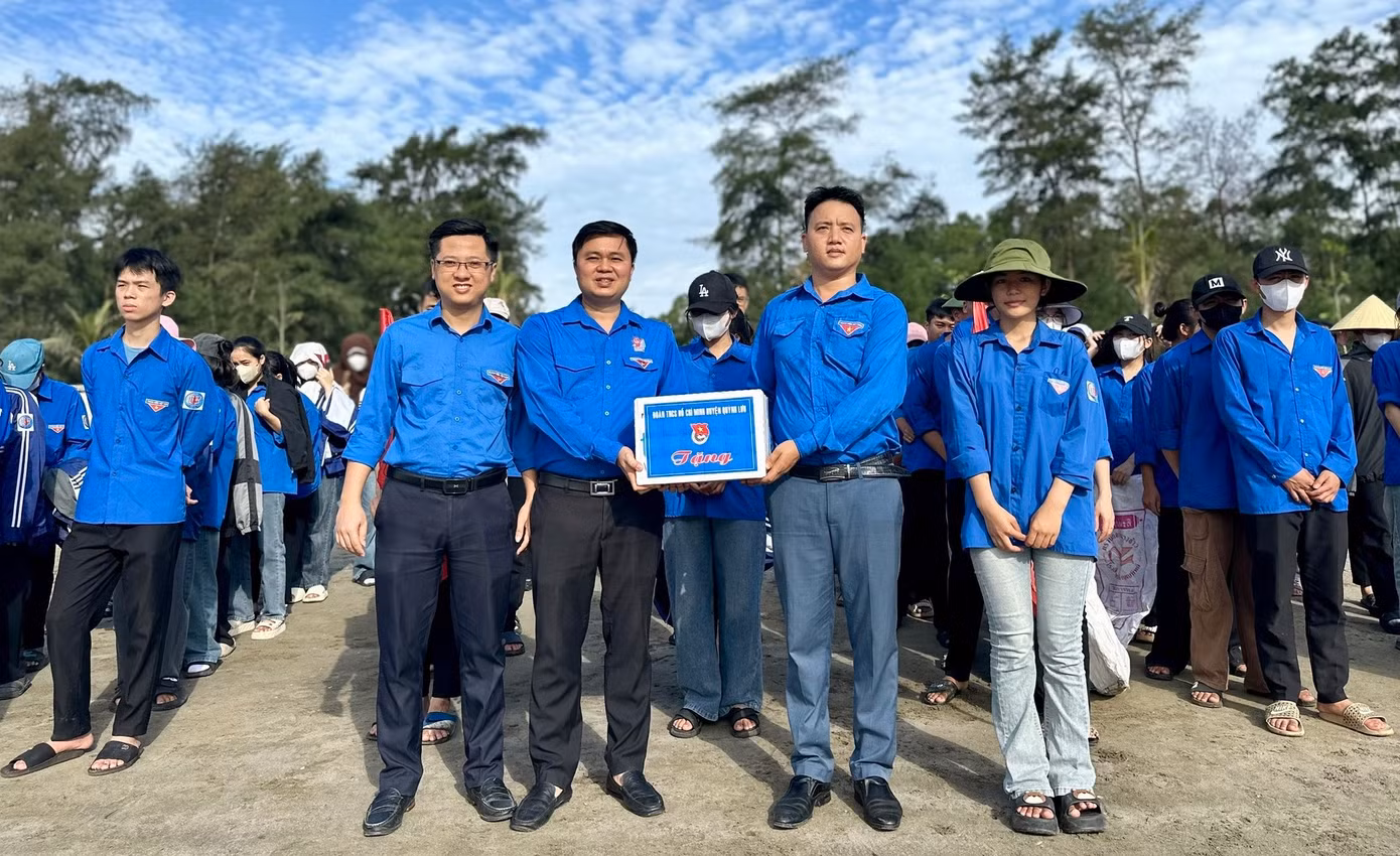 Tại huyện Quỳnh Lưu, các đoàn viên thanh niên đã đồng loạt ra quân Ngày Chủ nhật xanh, hưởng ứng phong trào “Tuổi trẻ chung tay xây dựng nông thôn mới” và chương trình bảo vệ môi trường, ứng phó với biến đổi khí hậu năm 2024.