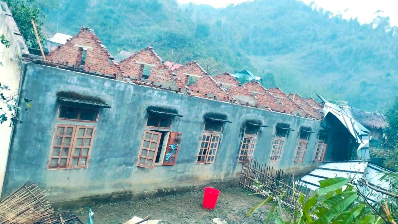 Nhiều trường học bị lốc xoáy làm tốc mái, hư hỏng nặng.
