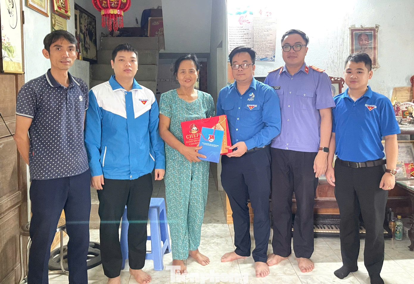 Những phần quà ý nghĩa thể hiện đạo lý “Uống nước nhớ nguồn” của tuổi trẻ các cơ quan Đảng.