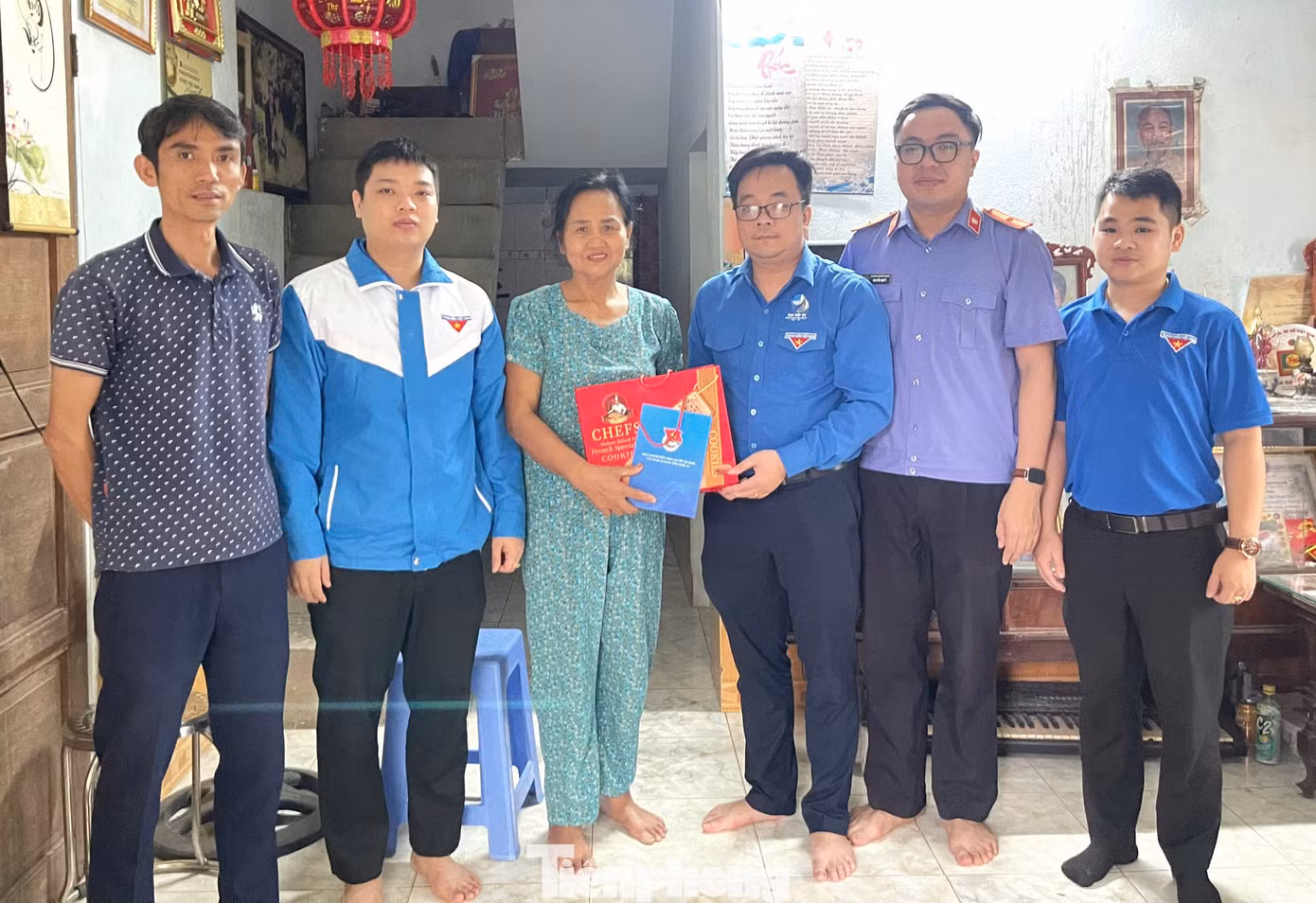 Những phần quà ý nghĩa thể hiện đạo lý “Uống nước nhớ nguồn” của tuổi trẻ các cơ quan Đảng. Những phần quà ý nghĩa thể hiện đạo lý “Uống nước nhớ nguồn” của tuổi trẻ các cơ quan Đảng.