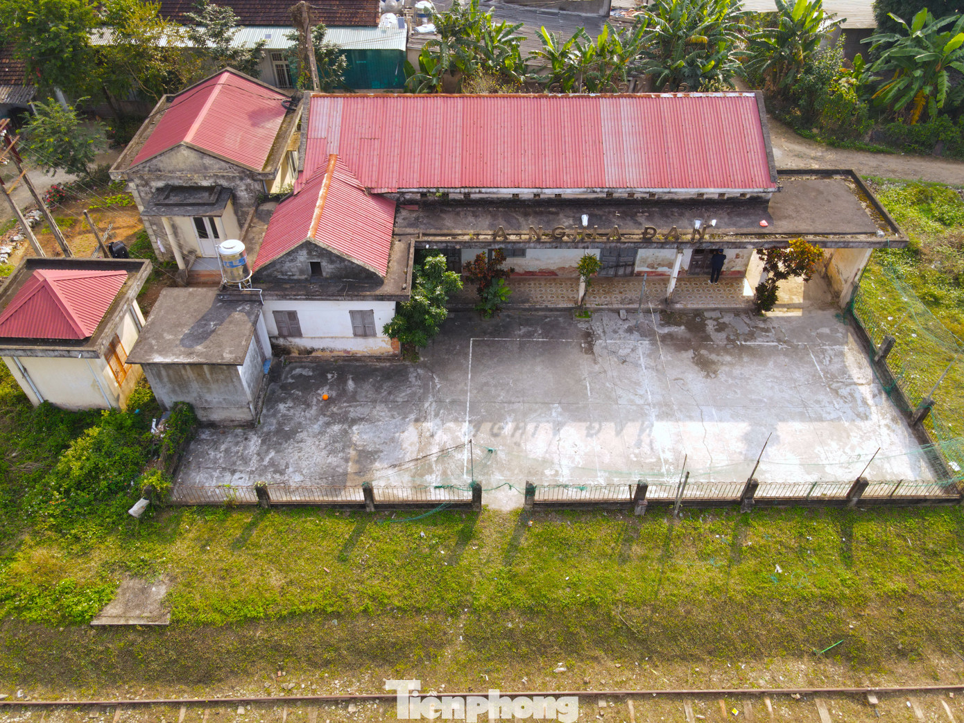 Đến năm 2012, những chuyến tàu cuối cùng của tuyến đường sắt đã phải tạm dừng lại. Kể từ đó, toàn bộ tuyến đường sắt rơi vào tình trạng xuống cấp nghiêm trọng. Trong ảnh nhà ga Nghĩa Đàn (thị xã Thái Hòa, Nghệ An) bị bỏ hoang.