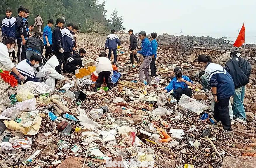 Sau khi gom lại, các loại rác sẽ được đốt tiêu hủy. Sau khi gom lại, các loại rác sẽ được đốt tiêu hủy.