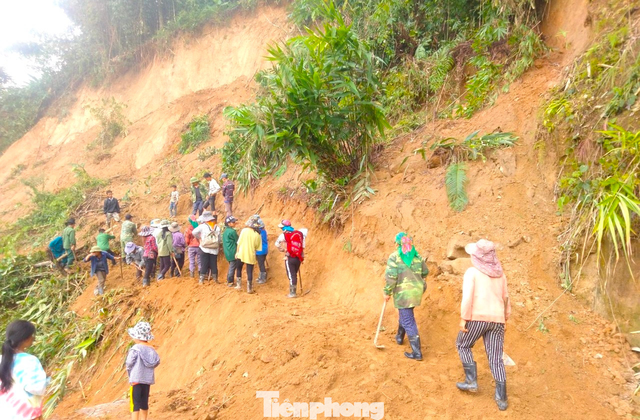 Tuyến đường nhánh từ bản Lưu Hòa (xã Chiêu Lưu) đi bản Xốp Thặp (xã Hữu Lập) bị đứt 1 đoạn đường dài 7m, đất đá trôi ra đường dài 40m.