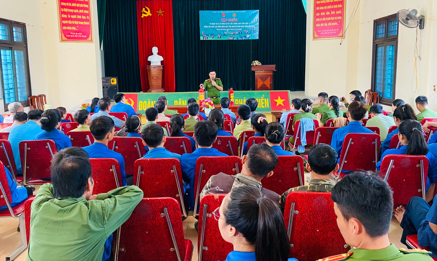 Trong ngày cao điểm Chiến dịch tình nguyện "Hành quân xanh", tuổi trẻ huyện Thanh Chương đã đồng loạt triển khai nhiều hoạt động ý nghĩa như: Tập huấn kỹ năng tự vệ, kỹ năng sơ cấp cứu, phòng cháy, chữa cháy; Thăm hỏi tặng quà cho các gia đình có hoàn cảnh khó khăn trên địa bàn; Giúp đỡ tặng quà cho gia đình quân nhân có hoàn cảnh khó khăn đang làm nhiệm vụ trong quân ngũ. Trong ngày cao điểm Chiến dịch tình nguyện "Hành quân xanh", tuổi trẻ huyện Thanh Chương đã đồng loạt triển khai nhiều hoạt động ý nghĩa như: Tập huấn kỹ năng tự vệ, kỹ năng sơ cấp cứu, phòng cháy, chữa cháy; Thăm hỏi tặng quà cho các gia đình có hoàn cảnh khó khăn trên địa bàn; Giúp đỡ tặng quà cho gia đình quân nhân có hoàn cảnh khó khăn đang làm nhiệm vụ trong quân ngũ.