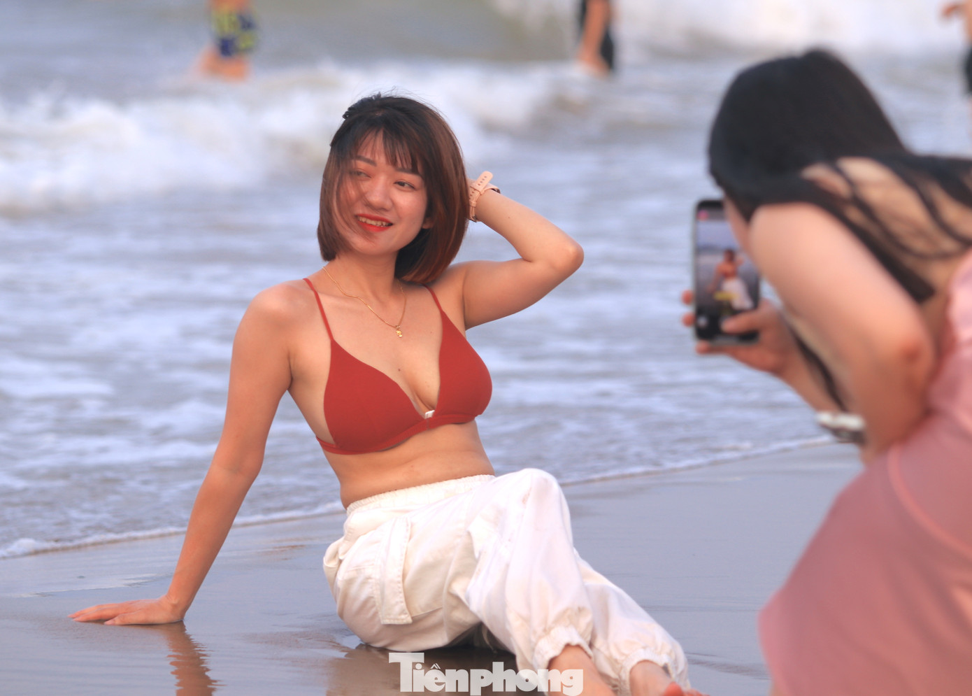 Những thiếu nữ tranh thủ ghi lại khoảnh khắc tuyệt đẹp với biển Cửa Lò trong kỳ nghỉ lễ. Những thiếu nữ tranh thủ ghi lại khoảnh khắc tuyệt đẹp với biển Cửa Lò trong kỳ nghỉ lễ.