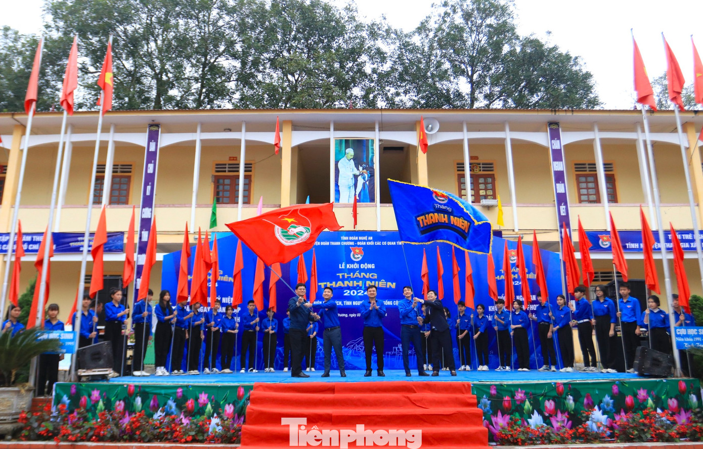 Thực hiện nghi thức trao cờ khởi động Tháng thanh niên năm 2024. Thực hiện nghi thức trao cờ khởi động Tháng thanh niên năm 2024.
