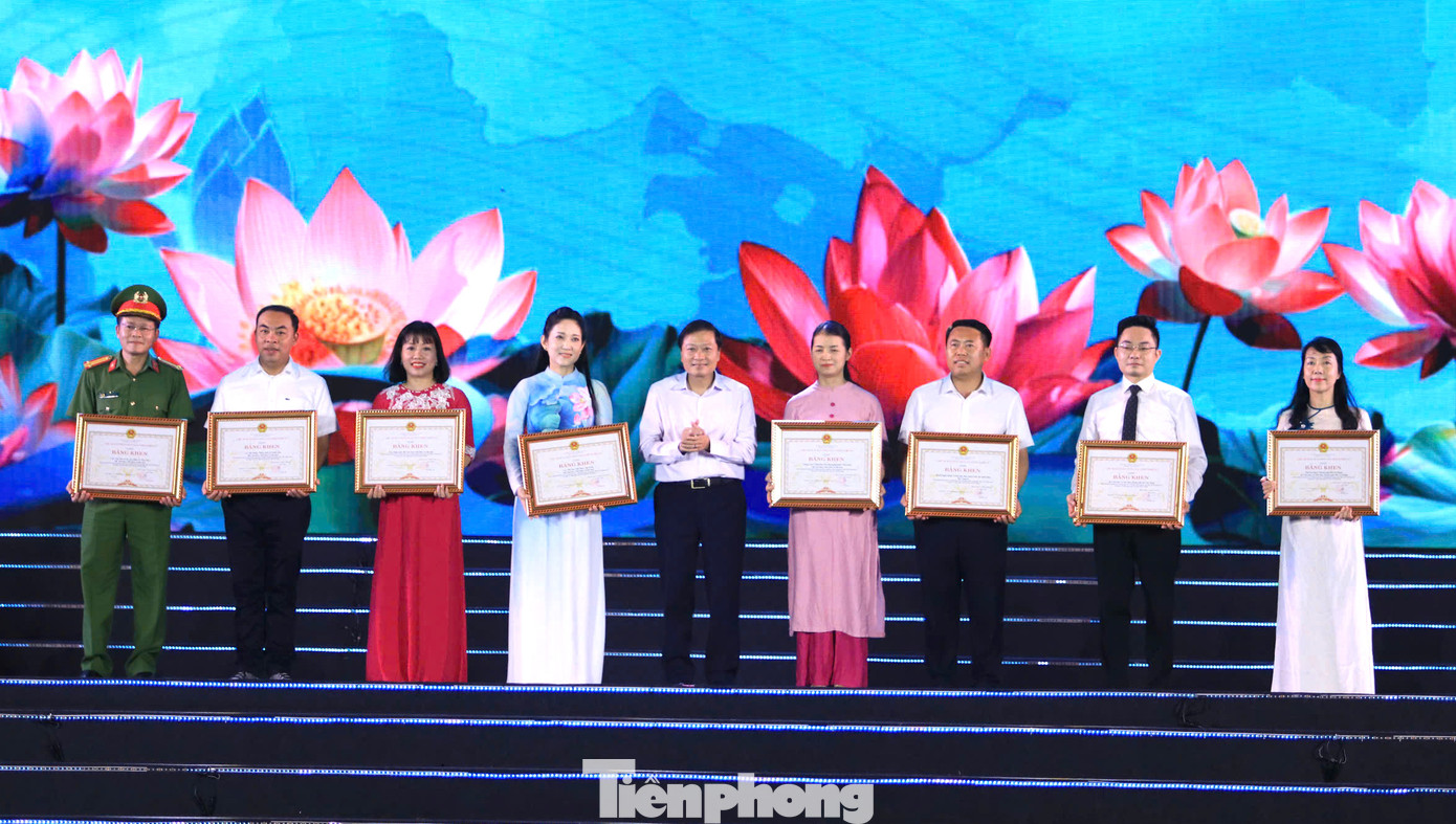Ông Lê Hồng Vinh - Chủ tịch UBND tỉnh Nghệ An - trao bằng khen của UBND tỉnh cho 11 đơn vị của Bộ VHTT&amp;DL, Bộ Công an và TPHCM tại đêm bế mạc Lễ hội Làng Sen.