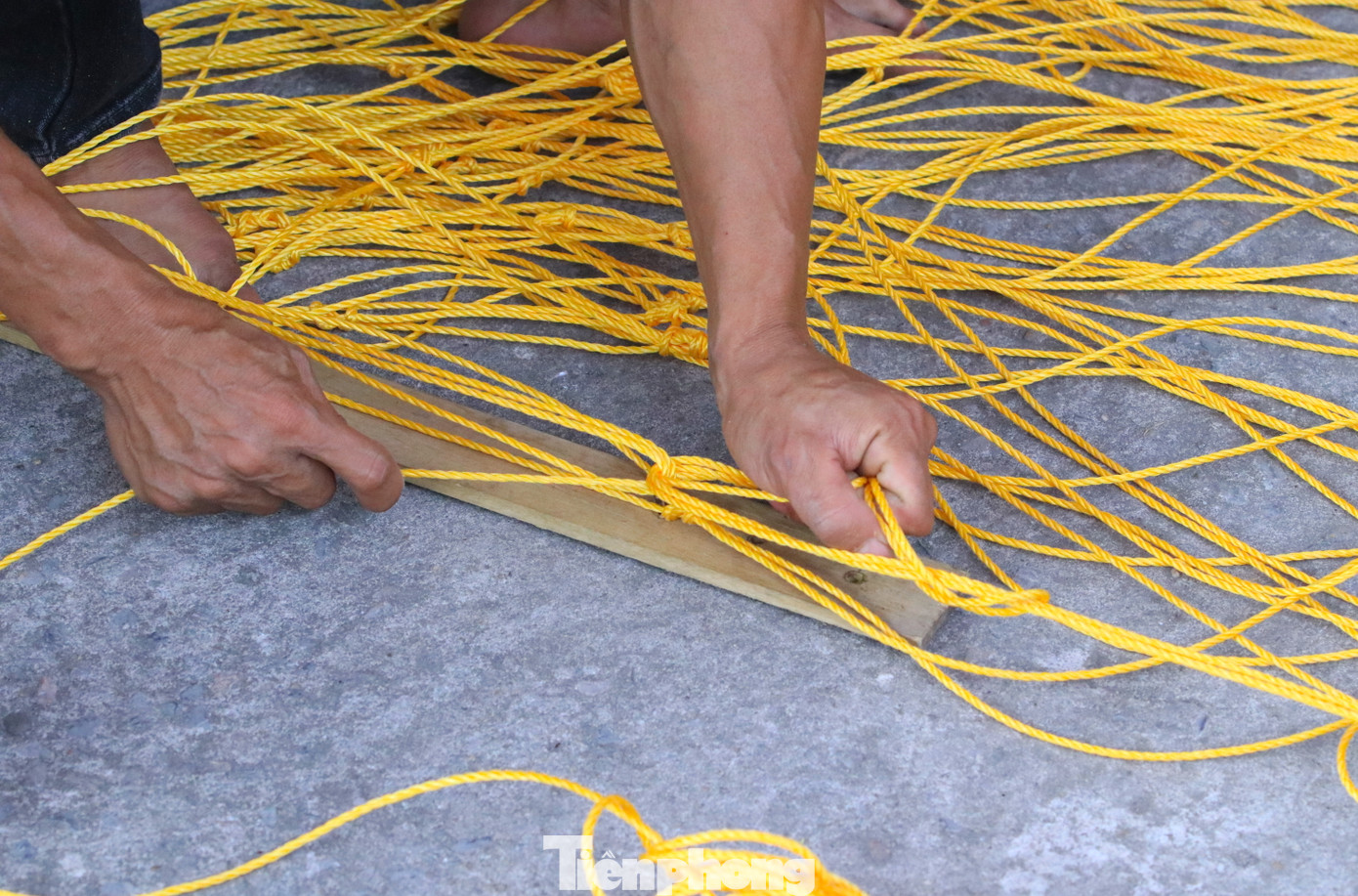 Để đan lưới được chuẩn theo chiều dài yêu cầu, các đội thi được sử dụng một thanh gỗ có đo sẵn chiều dài để đo mắt lưới trong quá trình đan.