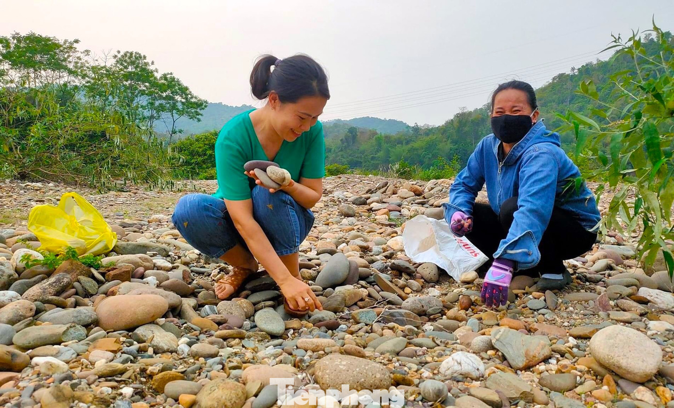 Trước đó, từ đầu tháng 4/2024, các giáo viên trường mầm non Hòa Bình đã bắt đầu triển khai ý tưởng làm tranh vẽ từ đá để bán gây quỹ làm tủ sách thư viện của trường đồng thời gây quỹ từ thiện hỗ trợ cho các em học sinh nghèo khó khăn trên địa bàn.