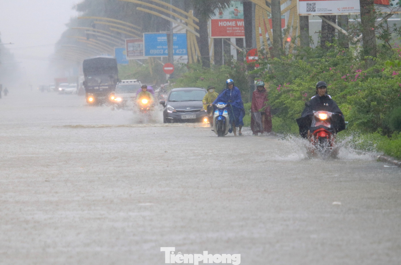 Từ đêm 22/9 đến trưa 23/9, tại thành phố Vinh (Nghệ An) và các khu vực huyện thị lân cận có mưa lớn kéo dài. Mưa lớn, nước không kịp thoát đã khiến nhiều tuyến đường ở thành phố Vinh bị ngập sâu trong nước.