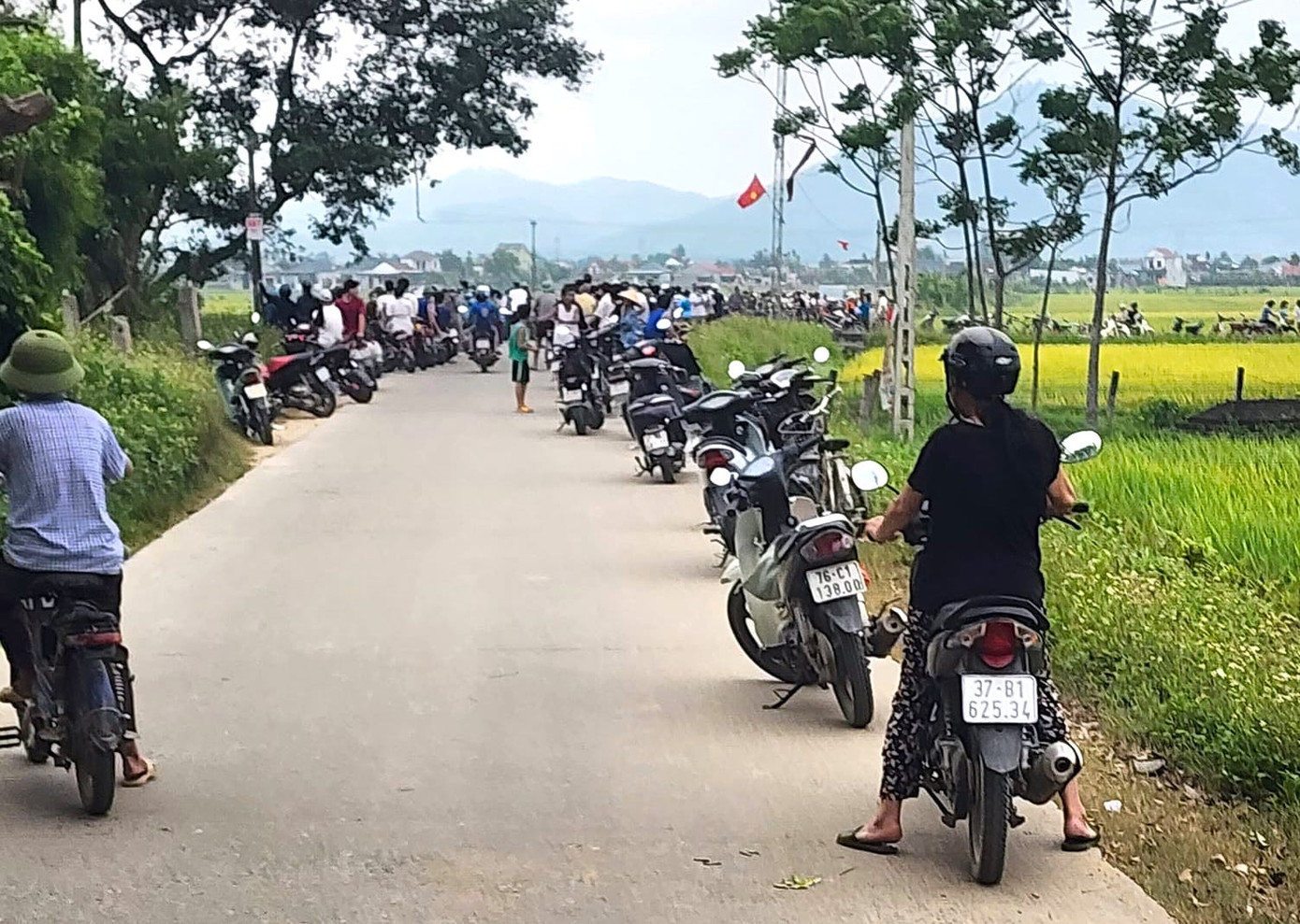 Rất đông người dân hiếu kỳ đến theo dõi sự việc. Rất đông người dân hiếu kỳ đến theo dõi sự việc.