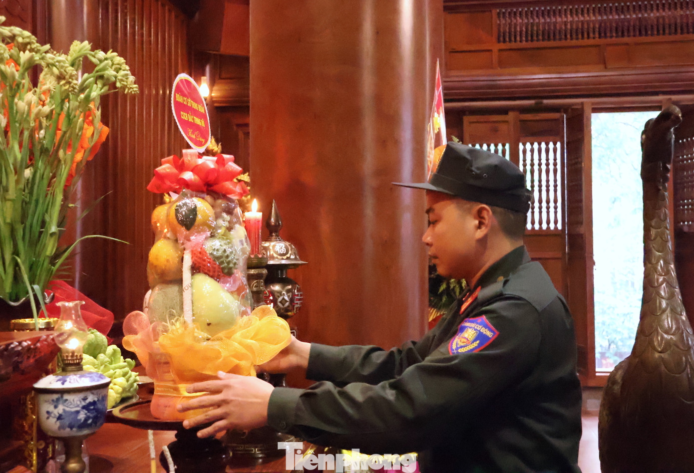 Trước khi thực hiện nhiệm vụ, đoàn đã đến dâng hương, dâng hoa trước anh linh Chủ tịch Hồ Chí Minh, bày tỏ lòng thành kính và biết ơn vô hạn công lao to lớn của Người, vị lãnh tụ thiên tài của Đảng ta, Người cha thân yêu của lực lượng vũ trang.