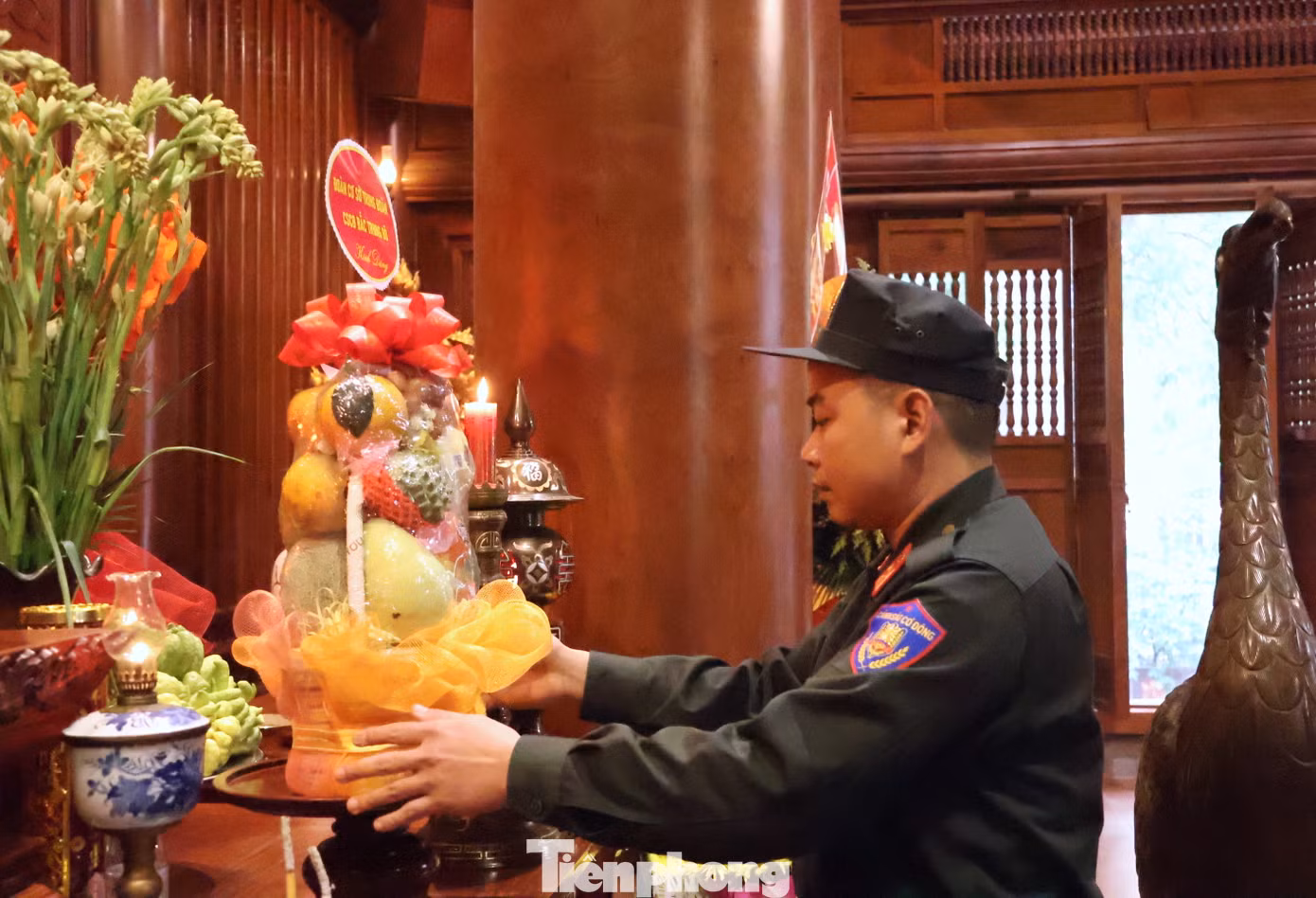 Trước khi thực hiện nhiệm vụ, đoàn đã đến dâng hương, dâng hoa trước anh linh Chủ tịch Hồ Chí Minh, bày tỏ lòng thành kính và biết ơn vô hạn công lao to lớn của Người, vị lãnh tụ thiên tài của Đảng ta, Người cha thân yêu của lực lượng vũ trang.