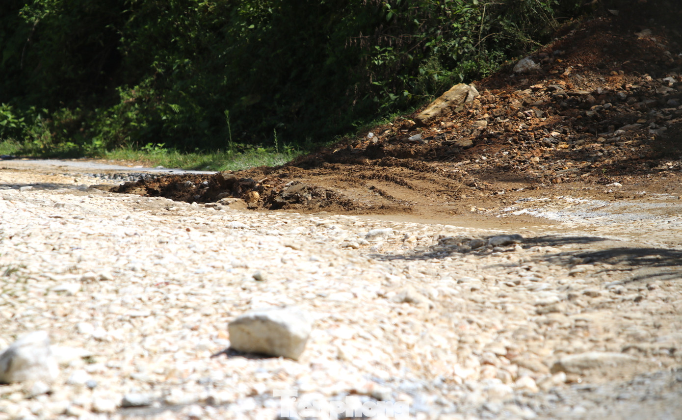 Dọc đường xuất hiện nhiều hòn đá lớn từ trên thùng xe rơi xuống. Có đoạn những hòn đá lớn chất thành đống.