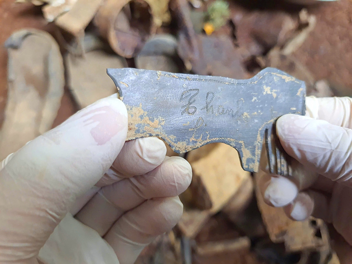 Hài cốt liệt sĩ được tìm thấy cùng nhiều di vật. Đáng chú ý trong đó là chiếc lược có khắc chữ "Thanh" và "Hạnh Phúc" ở hai bên. Hài cốt liệt sĩ được tìm thấy cùng nhiều di vật. Đáng chú ý trong đó là chiếc lược có khắc chữ "Thanh" và "Hạnh Phúc" ở hai bên.