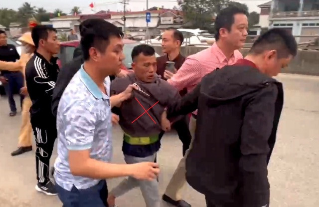 Chỉ 2 ngày sau, Linh đã bị công an bắt giữ. Chỉ 2 ngày sau, Linh đã bị công an bắt giữ.