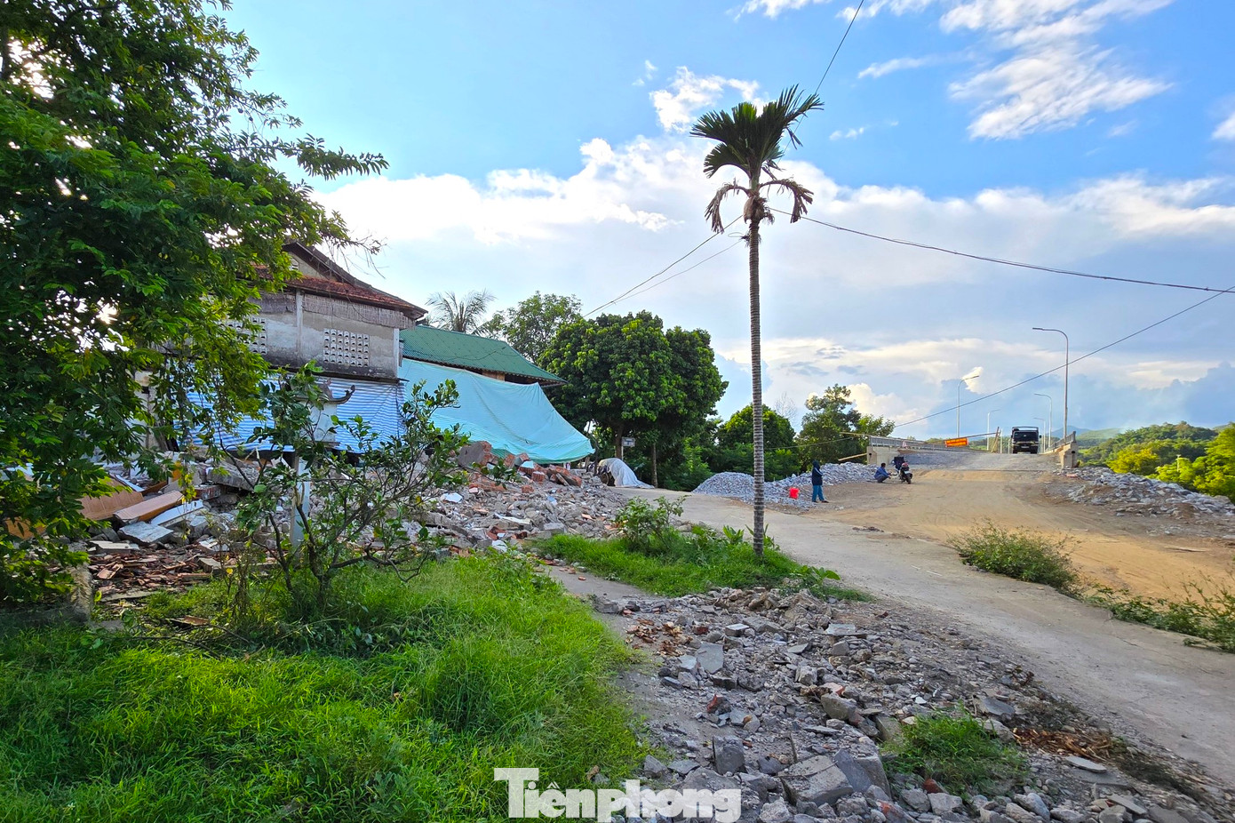 Việc thi công đường dẫn lên cầu sẽ ảnh hưởng đến 4 hộ dân sinh sống ở phía Nam cầu Thanh Nam. Theo đó, 4 hộ dân này sẽ phải di dời đến nơi ở mới, nhường đất để làm đường dẫn từ cầu ra quốc lộ 7A. Tuy nhiên chỉ có 3 hộ đồng ý di dời, 1 hộ dân hiện vẫn chưa chịu bàn giao đất vì cho rằng giá bồi thường quá thấp.