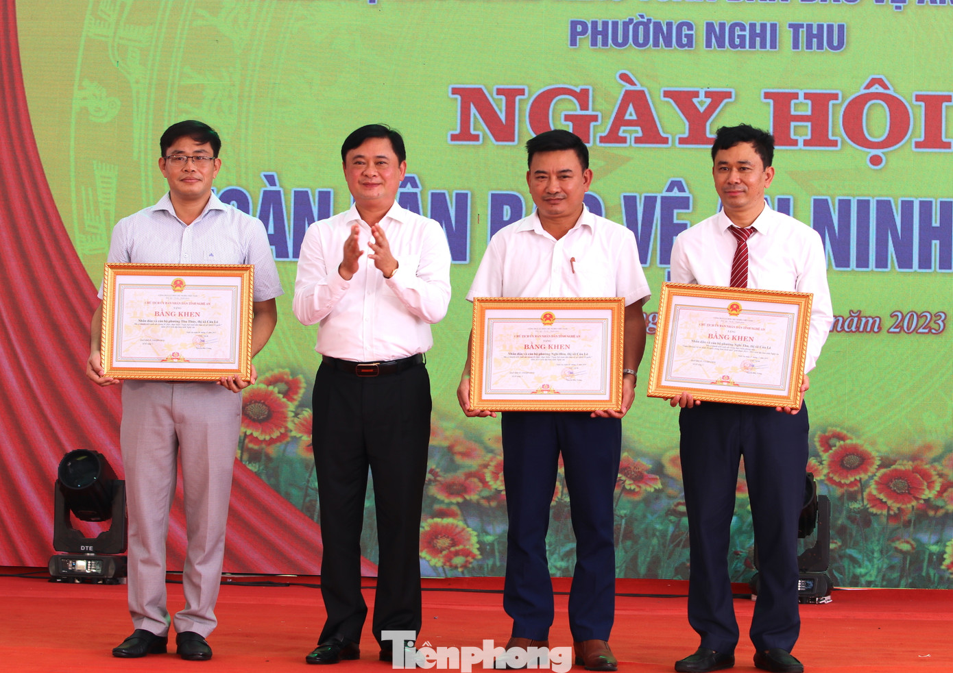 UBND tỉnh Nghệ An tặng Bằng khen cho 3 tập thể thuộc thị xã Cửa Lò. UBND tỉnh Nghệ An tặng Bằng khen cho 3 tập thể thuộc thị xã Cửa Lò.