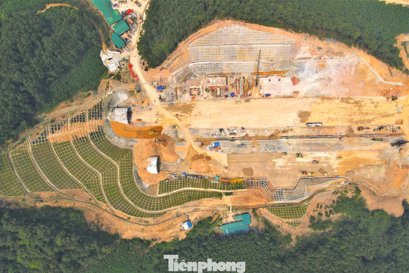 Hầm có tổng mức đầu tư 1.350 tỷ đồng. Vị trí hầm nằm ở núi nơi có địa chất phức tạp khiến việc thi công gặp khó khăn. Hầm có tổng mức đầu tư 1.350 tỷ đồng. Vị trí hầm nằm ở núi nơi có địa chất phức tạp khiến việc thi công gặp khó khăn.