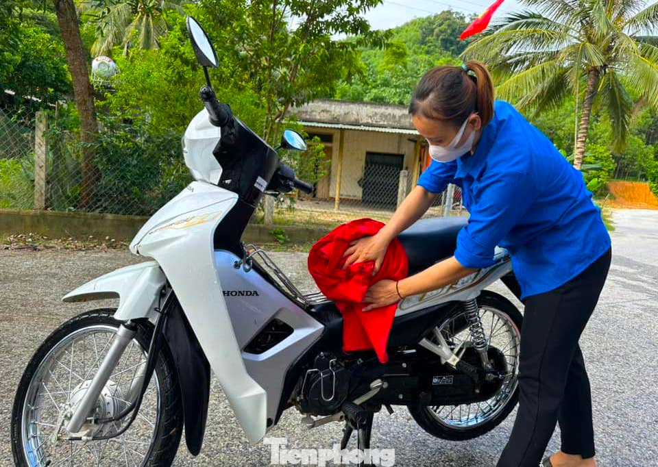 Trong khi các bạn nam phụ trách rửa xe, các bạn nữ có nhiệm vụ lau khô sạch sẽ xe trước khi giao lại cho khách.