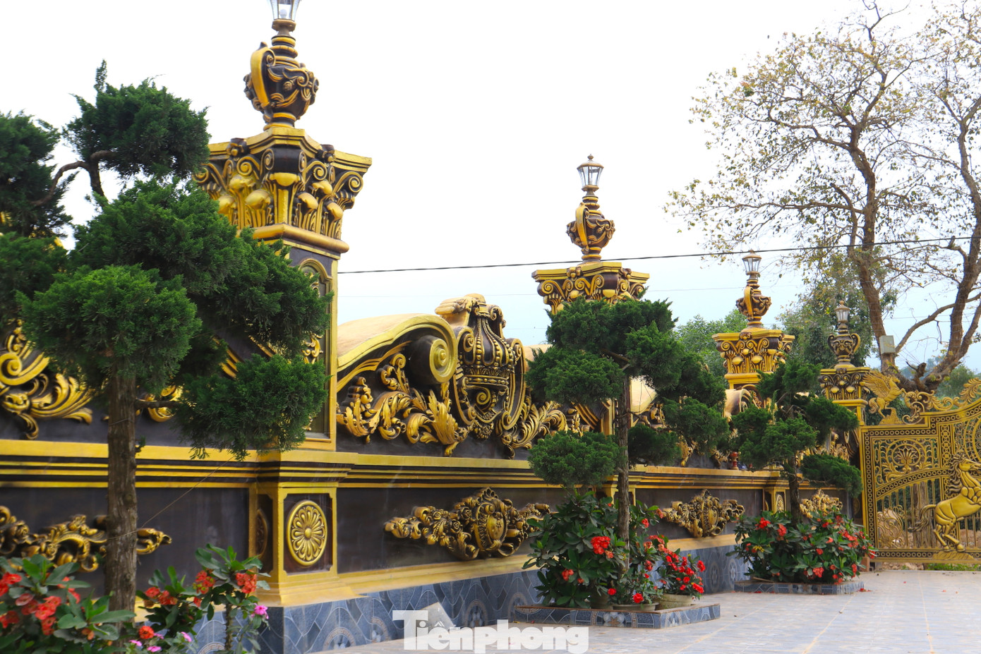 Khuôn viên tòa lâu đài được trồng nhiều cây cảnh đẹp và chòi tháp có đặt bộ bàn ghế đá để nghỉ ngơi.