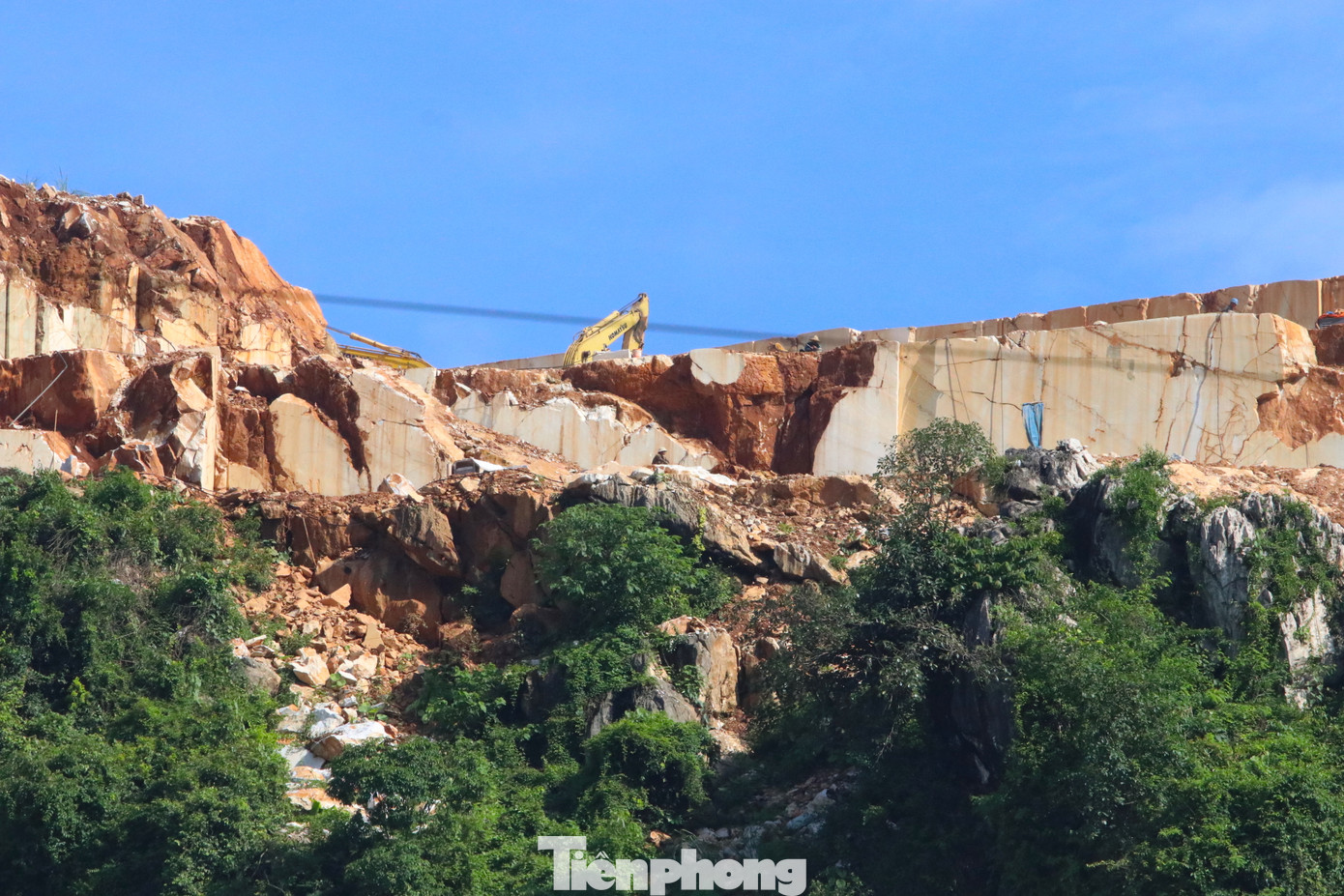 Những ngọn núi bị cắt bằng để lấy đá trắng.