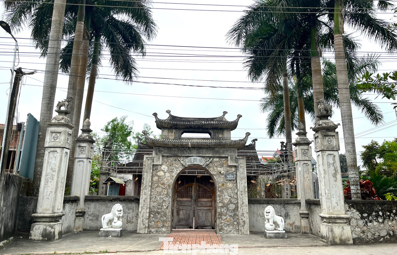 Ở xã Quỳnh Đôi còn có nhà thờ họ Dương cũng là công trình kiến trúc cổ tồn tại hàng trăm ở làng Quỳnh. Đây là dòng họ có truyền thống cách mạng và hiếu học, nhiều người đỗ đạt thành danh, được vua Lê ban tặng 8 chữ vàng "Thanh bạch môn phong, thế xuất khoa bảng", dịch nghĩa là "Nếp nhà thanh bạch, đời cử khoa danh".