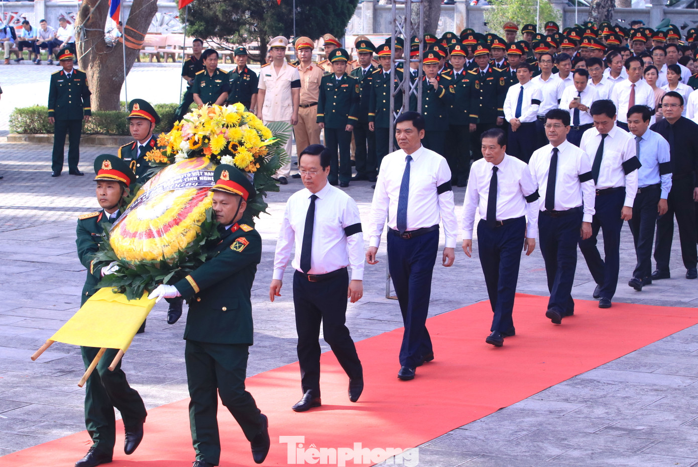 Đoàn lãnh đạo tỉnh Nghệ An thắp hương, viếng các liệt sĩ tại Lễ truy điệu và an táng.