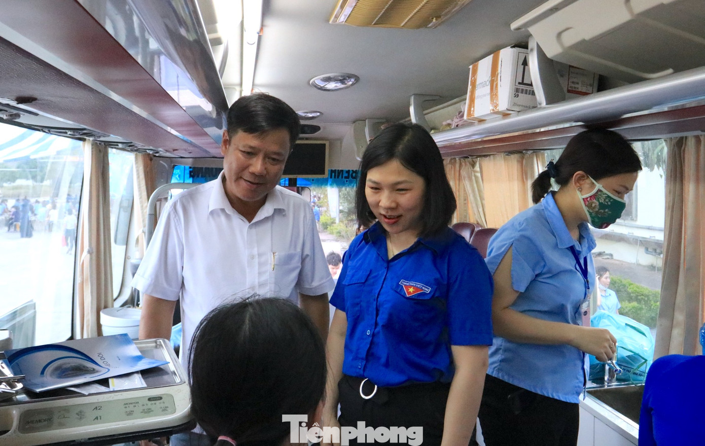 Chị Lương Thị Anh Đào - Phó Chánh Văn phòng T.Ư Hội LHTN Việt Nam và ông Trần Quang Hòa - Phó Bí thư Thường trực Đảng ủy Khối Doanh nghiệp tỉnh Nghệ An đến hỏi thăm các y bác sỹ thực hiện việc thăm khám và động viên các công nhân. Chị Lương Thị Anh Đào - Phó Chánh Văn phòng T.Ư Hội LHTN Việt Nam và ông Trần Quang Hòa - Phó Bí thư Thường trực Đảng ủy Khối Doanh nghiệp tỉnh Nghệ An đến hỏi thăm các y bác sỹ thực hiện việc thăm khám và động viên các công nhân.