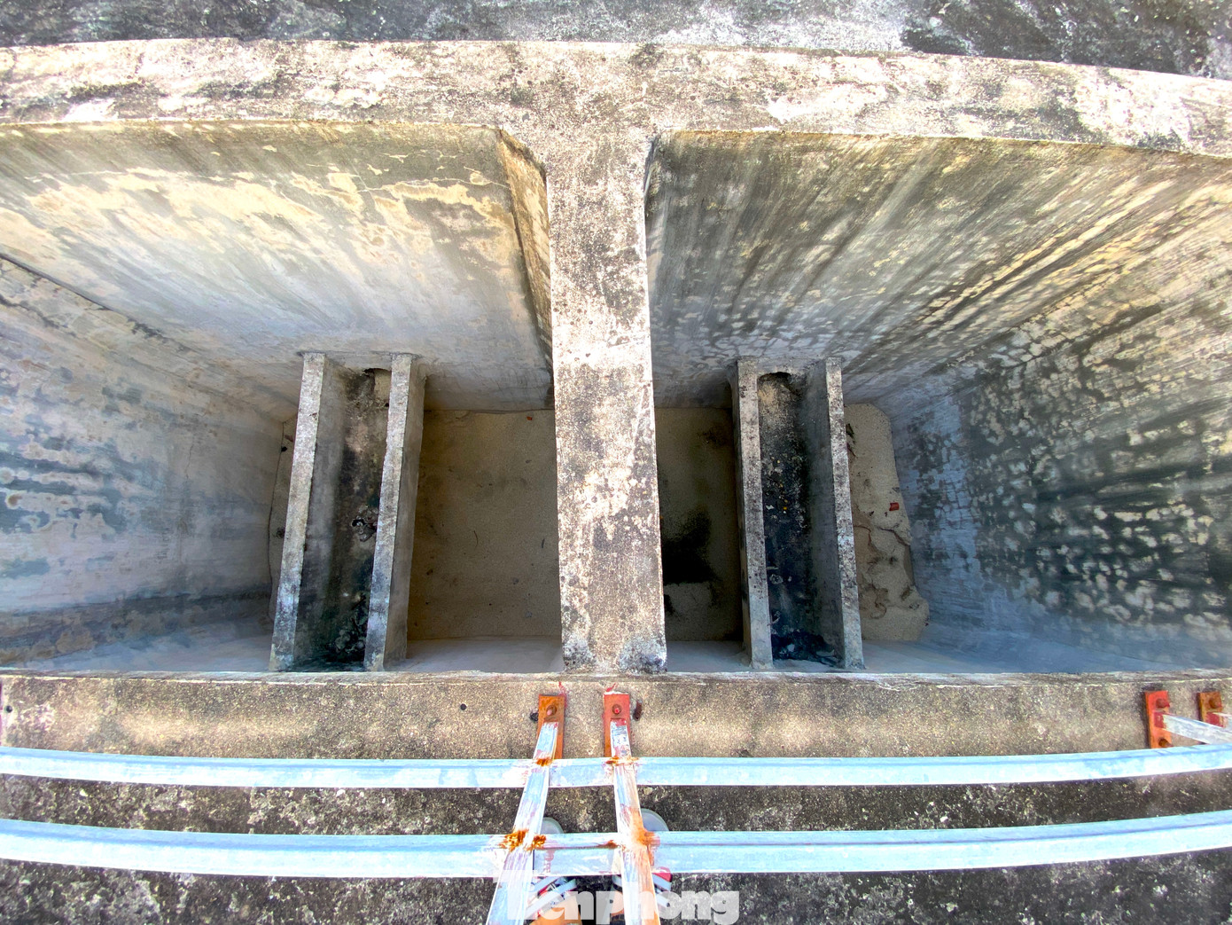 Các hạng mục trong nhà máy đã được xây dựng xong nhưng bỏ hoang nhiều năm qua.