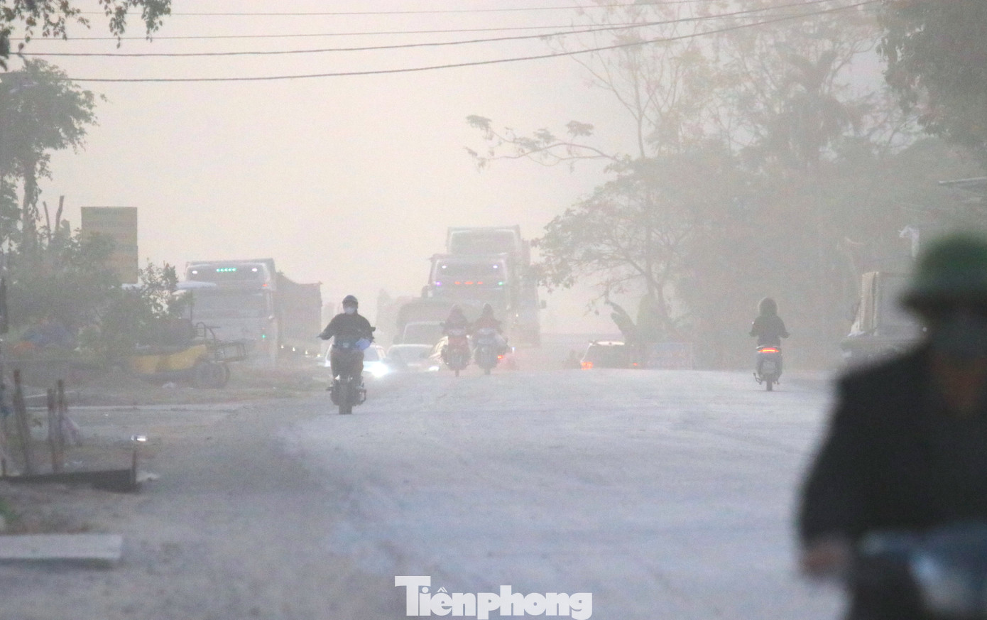 Bụi phủ kín đường như mờ sương.