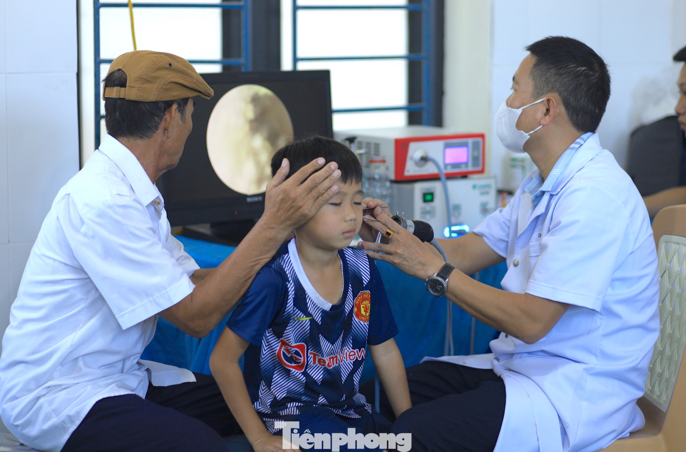 Sử dụng máy móc hiện đại để nội soi tai mũi họng cho người dân và trẻ nhỏ.