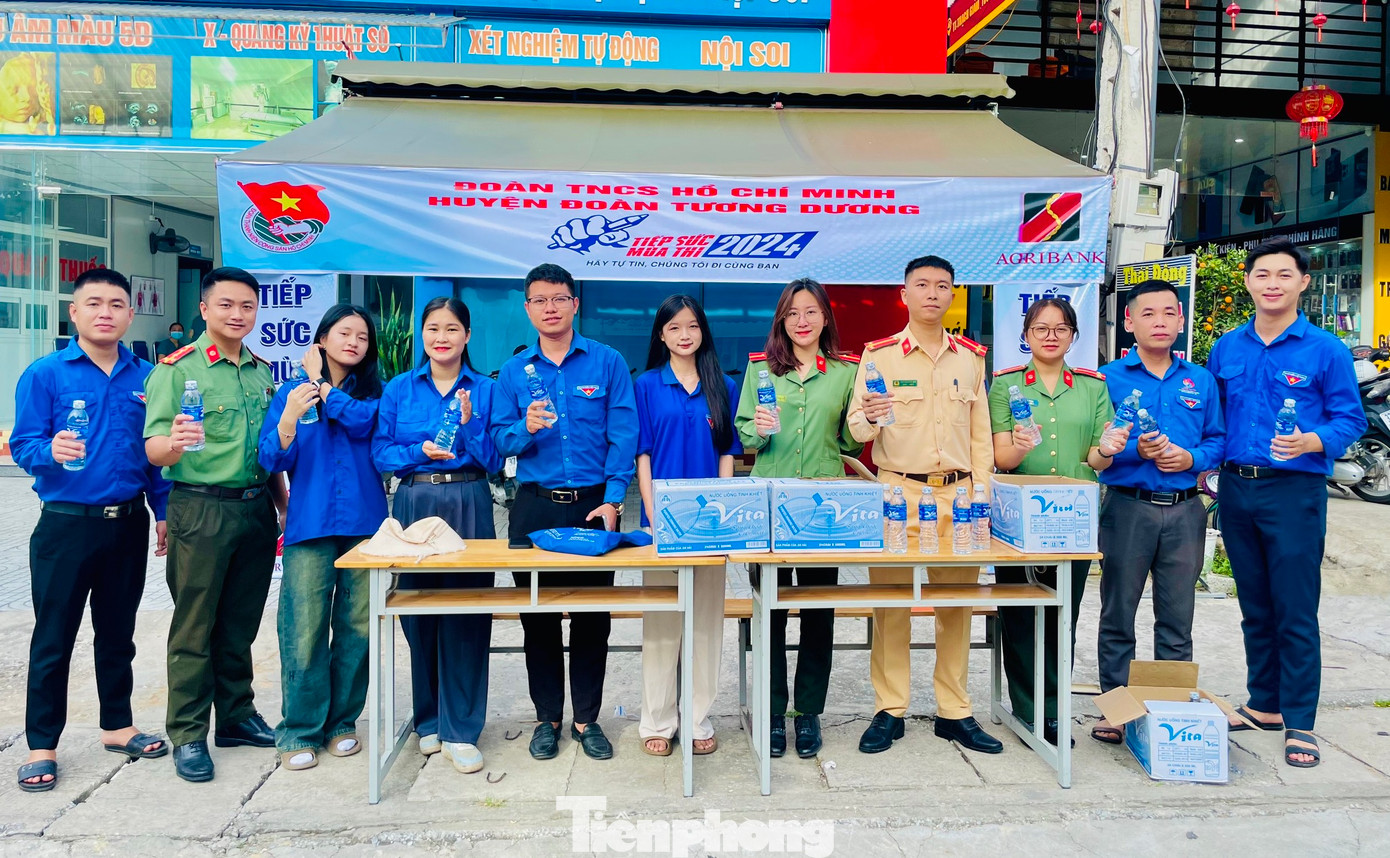 Tại các huyện, thành, thị trên địa bàn tỉnh Nghệ An, các đoàn viên thanh niên cũng đồng loạt lập các điểm để hỗ trợ thí sinh và người nhà thí sinh về tham dự kỳ thi tuyển sinh lớp 10.