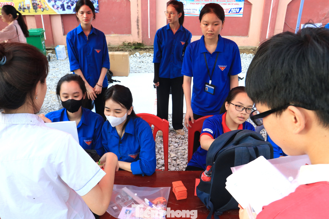 Các đoàn viên thanh niên nhận giữ đồ miễn phí giúp các thí sinh.