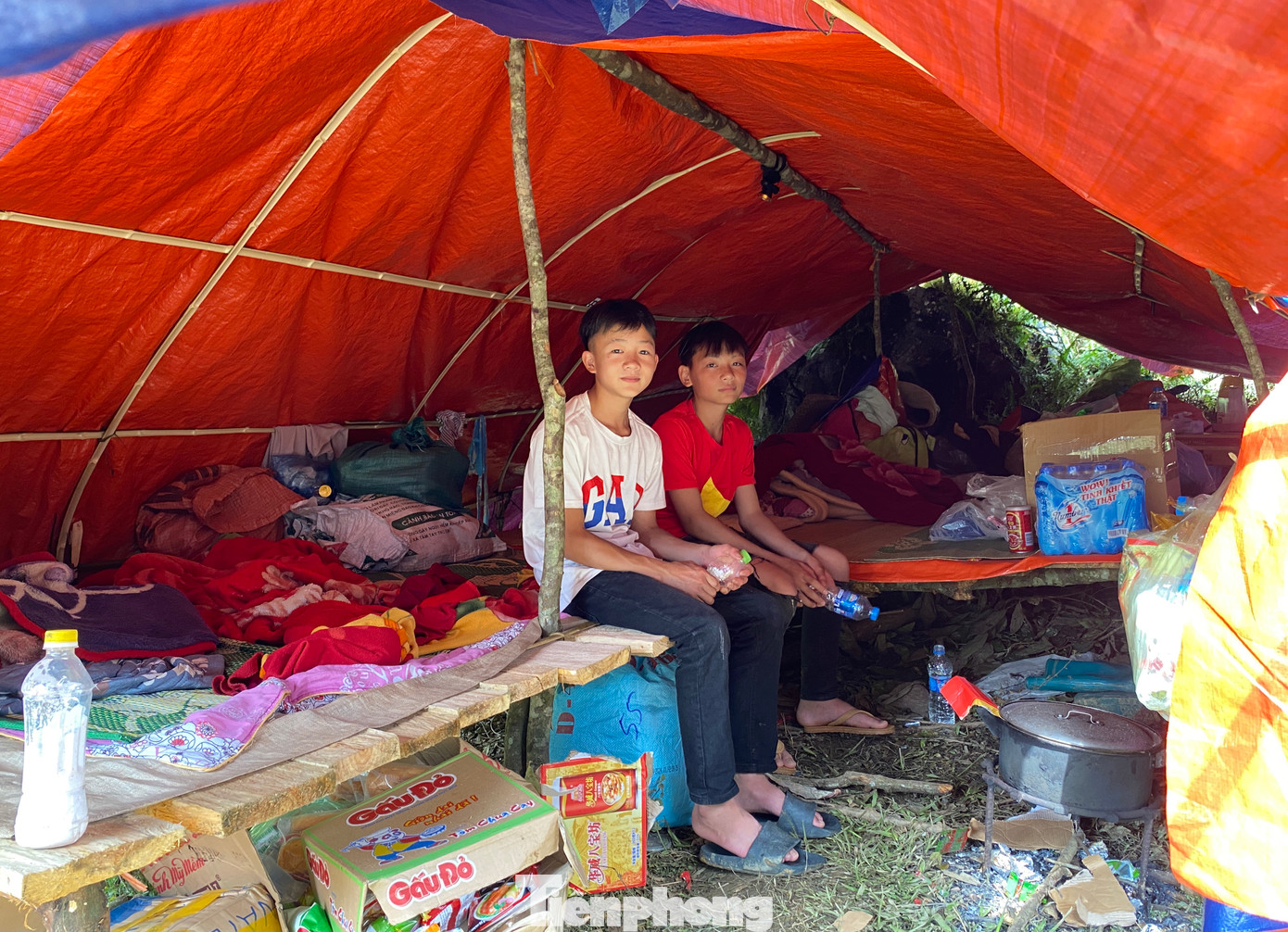 Mưa lũ làm sạt đường lở núi nên 1 tuần qua dù rất muốn đi học nhưng hai em Lý An Thành (15 tuổi) và em Phượng Chòi Sơn (14 tuổi, áo trắng) không thể đến trường. "Sách vở cũng hư hỏng hết rồi, chúng em mong được giúp đỡ sách, vở mới để đi học. Nhiều bạn trong xóm cũng bị mất sách vở. Chúng em mong không còn sạt lở nữa để được đến trường đi học, gặp lại bạn bè, thầy cô", Lý An Thành chia sẻ.