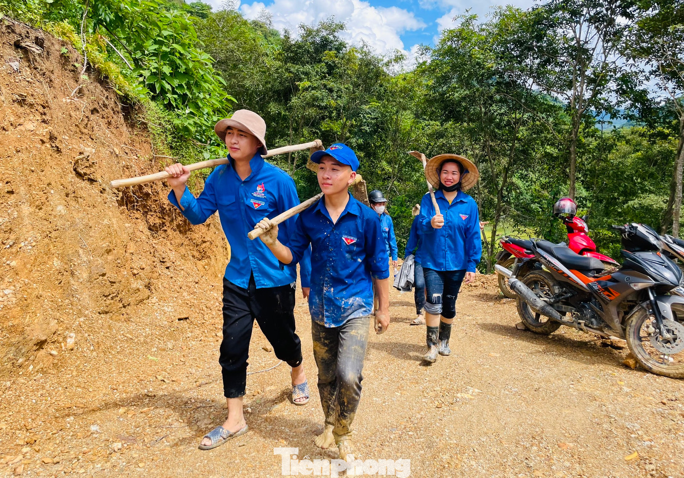 "Khối lượng công việc nhiều nên các đoàn viên đi bộ vào từ sáng làm đến 12h trưa mới xong rồi lại đi bộ ra bản. Công việc mệt nhọc nhưng vì đã hoàn thành được tuyến đường nên ai cũng phấn khởi", Bí thư Đoàn thị trấn Thạch Giám chia sẻ.