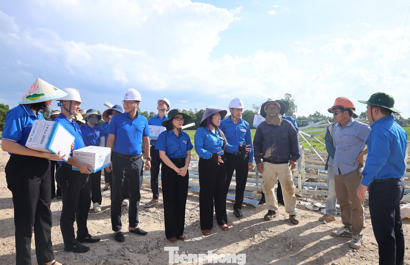 Tại công trường thi công ở huyện Yên Thành (Nghệ An), chị Nguyễn Thị Phương Thúy đã cùng đoàn công tác thăm hỏi lực lượng cán bộ, công nhân đang thi công tại công trình.