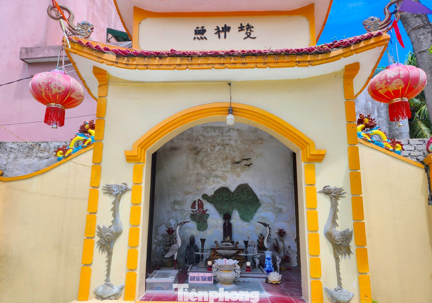 Trong số nhiều ngôi mộ cá voi được chôn cất tại đây, có một ngôi mộ đặc biệt hơn cả. Đây là phần mộ, lăng thờ thần cá. Tương truyền đây là “ông cá” đầu tiên được an táng tại đền từ thế kỷ 19. Trong lăng có đặt bệ thờ, chính giữa là bài vị thần Ngư. Phía sát mái có đề 3 chữ Hán “Lăng Thần Ngư”. Trong số nhiều ngôi mộ cá voi được chôn cất tại đây, có một ngôi mộ đặc biệt hơn cả. Đây là phần mộ, lăng thờ thần cá. Tương truyền đây là “ông cá” đầu tiên được an táng tại đền từ thế kỷ 19. Trong lăng có đặt bệ thờ, chính giữa là bài vị thần Ngư. Phía sát mái có đề 3 chữ Hán “Lăng Thần Ngư”.