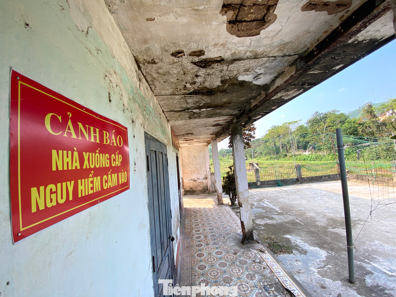 Đơn vị quản lý phải đặt các biển cảnh báo nguy hiểm để người dân không vào bên trong.