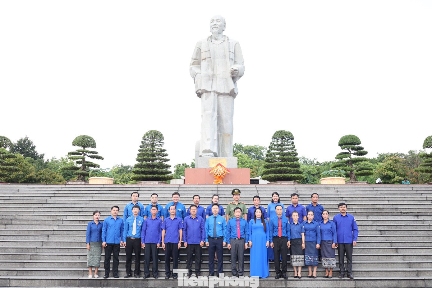 Đoàn đại biểu chụp hình lưu niệm dưới chân tượng đài Bác Hồ. Ảnh: Phú Hưng Đoàn đại biểu chụp hình lưu niệm dưới chân tượng đài Bác Hồ. Ảnh: Phú Hưng