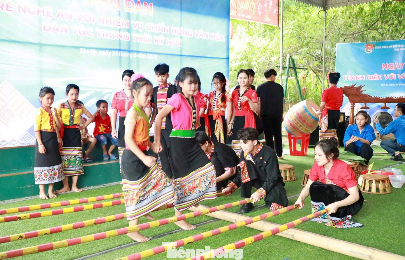 Sau chương trình, các đại biểu, đoàn viên, thanh niên đã được tham gia các hoạt động hưởng ứng như: Workshop thực hành, trải nghiệm văn hóa truyền thống; chơi các trò chơi dân gian, làm bánh, nấu cơm lam đậm đà hương vị núi rừng…