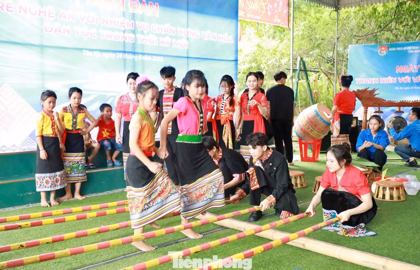 Sau chương trình, các đại biểu, đoàn viên, thanh niên đã được tham gia các hoạt động hưởng ứng như: Workshop thực hành, trải nghiệm văn hóa truyền thống; chơi các trò chơi dân gian, làm bánh, nấu cơm lam đậm đà hương vị núi rừng…