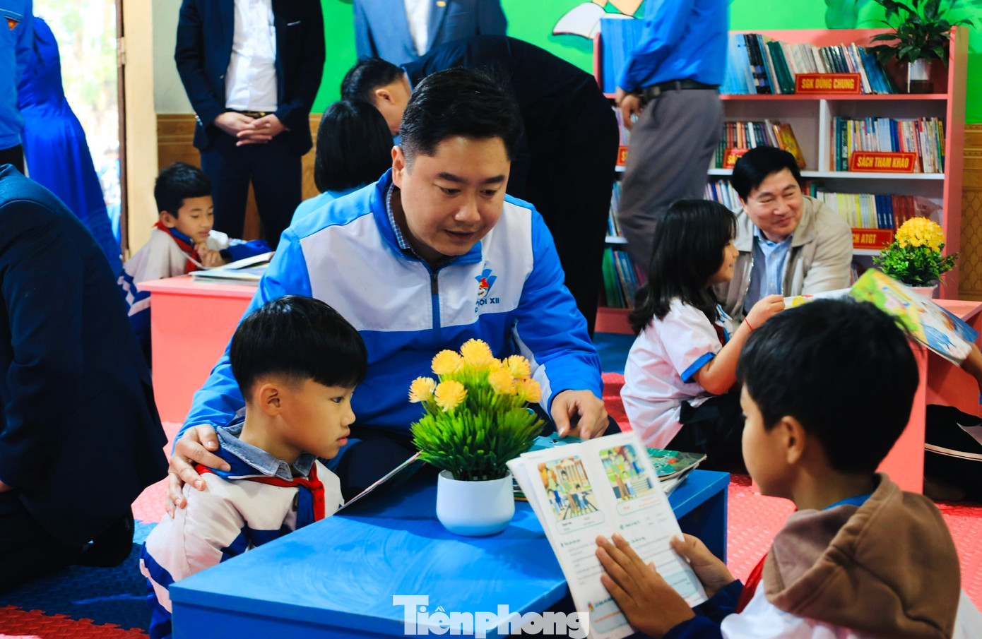 Công trình “Thư viện xanh cho em” sẽ giúp các em học sinh trên địa bàn phường Mai Hùng (thị xã Hoàng Mai) có thêm không gian đọc sách, có thêm nhiều những cuốn sách hay để tham khảo, giải trí. Công trình “Thư viện xanh cho em” sẽ giúp các em học sinh trên địa bàn phường Mai Hùng (thị xã Hoàng Mai) có thêm không gian đọc sách, có thêm nhiều những cuốn sách hay để tham khảo, giải trí.