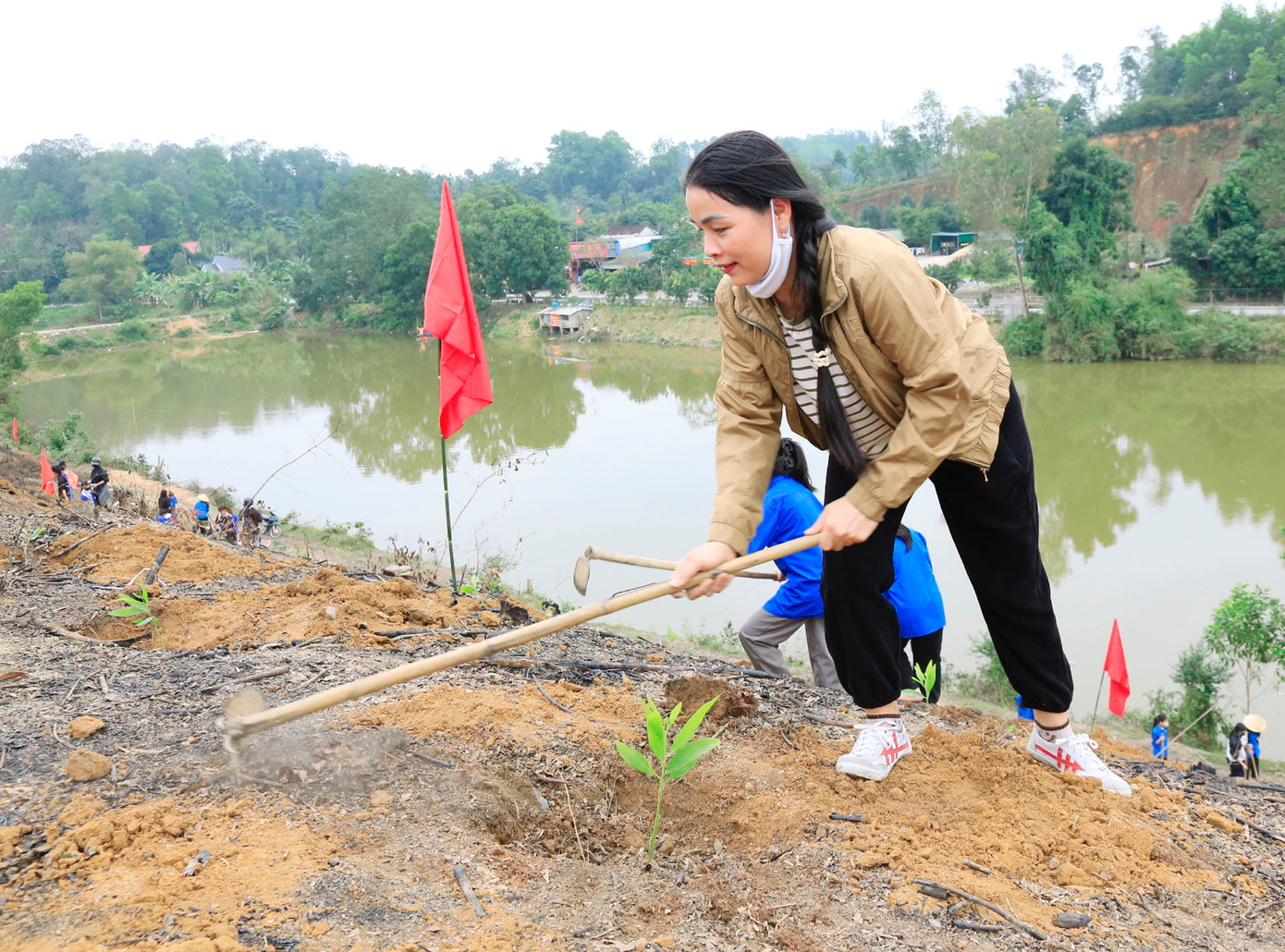Sau khi cây trồng xong sẽ được lấp đất lại đảm bảo vững chắc và không bị xói mòn gốc. Sau khi cây trồng xong sẽ được lấp đất lại đảm bảo vững chắc và không bị xói mòn gốc.