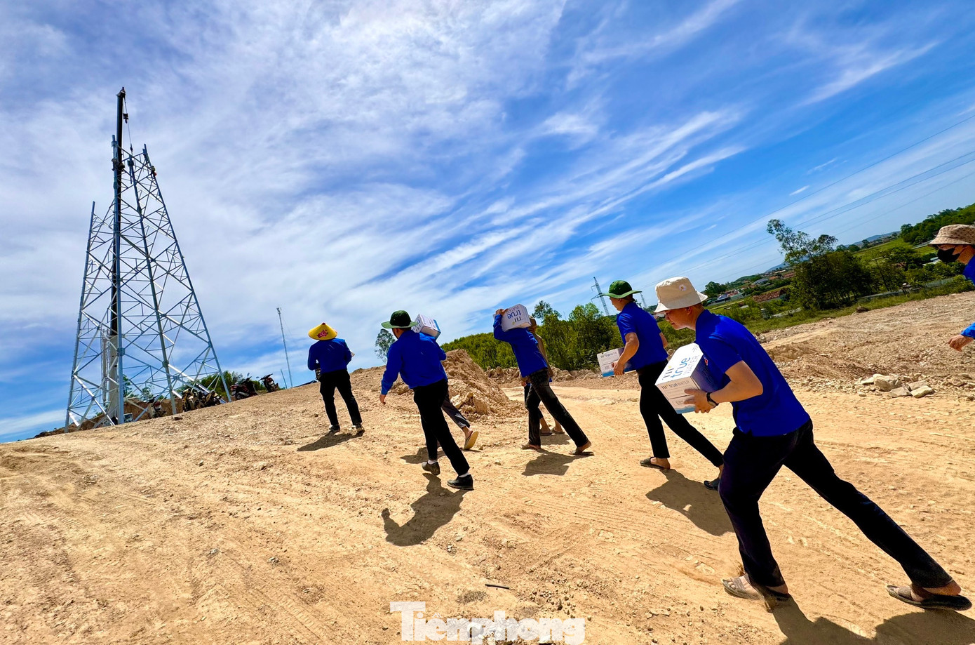 Được biết, để tiếp thêm nguồn lực hỗ trợ thi công công trình đường dây 500kV mạch 3 qua địa bàn, Ban Thường vụ Tỉnh Đoàn Nghệ An, Ban chỉ huy Chiến dịch tình nguyện Hè tỉnh đã thành lập 74 đội hình thanh niên tình nguyện với 1.100 đoàn viên thanh niên tham gia đợt thi đua cao điểm “30 ngày, đêm tình nguyện vượt nắng, thắng mưa tham gia hỗ trợ thực hiện công trình đường dây 500 kV mạch 3 qua địa bàn tỉnh Nghệ An”.