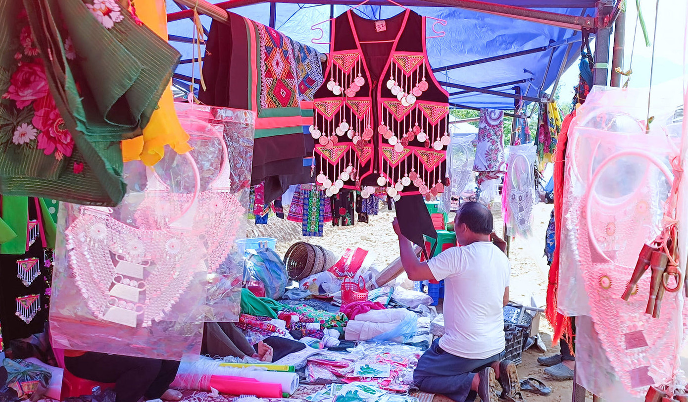 Ngoài váy áo của chị em phụ nữ, những bộ trang phục đàn ông hay những chiếc vòng trang trí cũng thu hút sự quan tâm của mọi người.