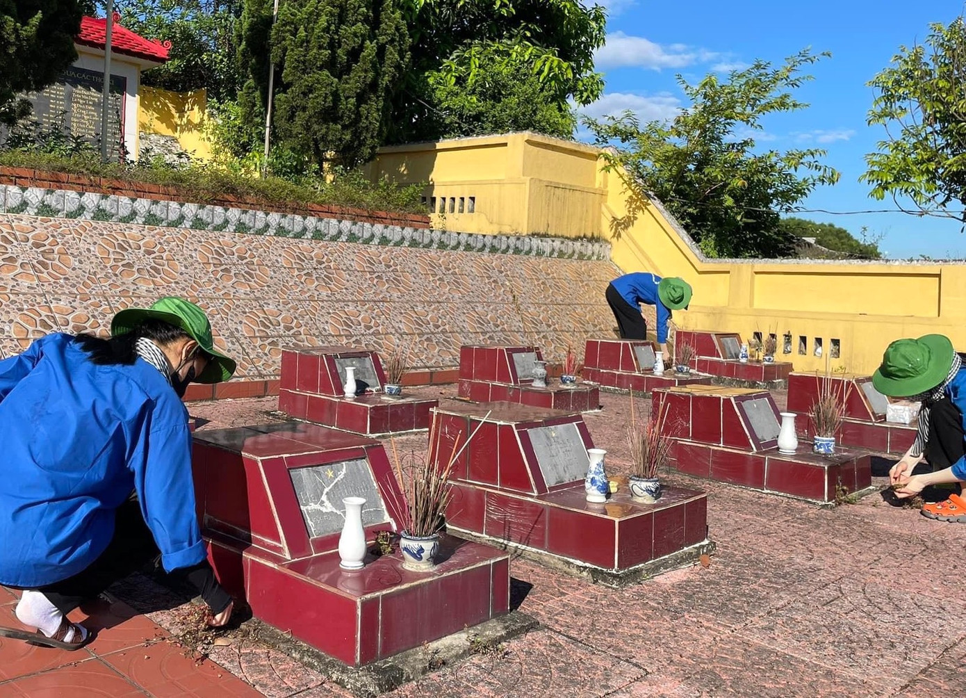 Ngoài dạy học, hỗ trợ bà con dân bản làm đường, các sinh viên tình nguyện trường Đại học Vinh cũng tổ chức nhiều đợt dọn dẹp vệ sinh các nghĩa trang liệt sĩ để chuẩn bị hướng tới Ngày Thương binh Liệt sĩ 27/7. Trong ảnh, các sinh viên tình nguyện tổ chức dọn vệ sinh tại nghĩa trang liệt sĩ xã Thanh Thịnh (Thanh Chương, Nghệ An).