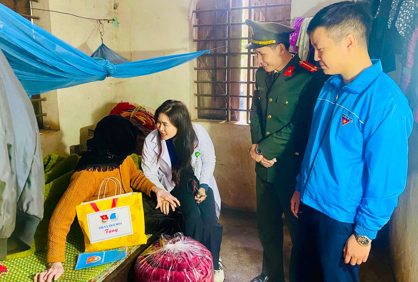 Ban Thường vụ Thị Đoàn Thái Hòa tổ chức tặng quà cho hộ gia đình khó khăn tại xóm Hưng Lập, xã Nghĩa Tiến. Ban Thường vụ Thị Đoàn Thái Hòa tổ chức tặng quà cho hộ gia đình khó khăn tại xóm Hưng Lập, xã Nghĩa Tiến.