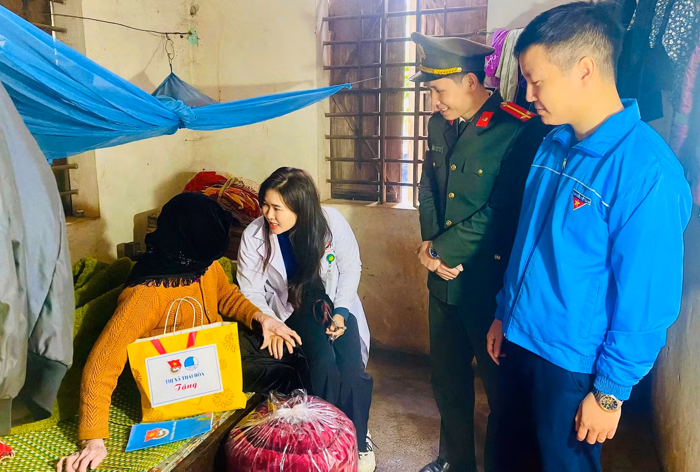 Ban Thường vụ Thị Đoàn Thái Hòa tổ chức tặng quà cho hộ gia đình khó khăn tại xóm Hưng Lập, xã Nghĩa Tiến.
